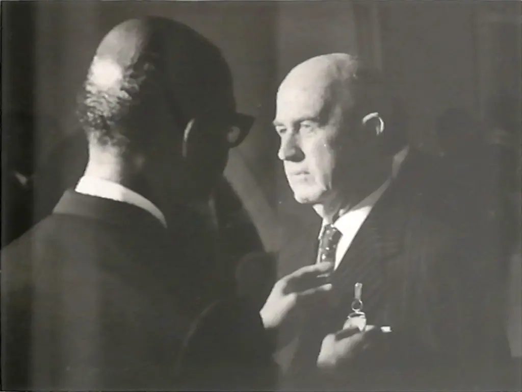 FAQ - photographing a photograph in a frame